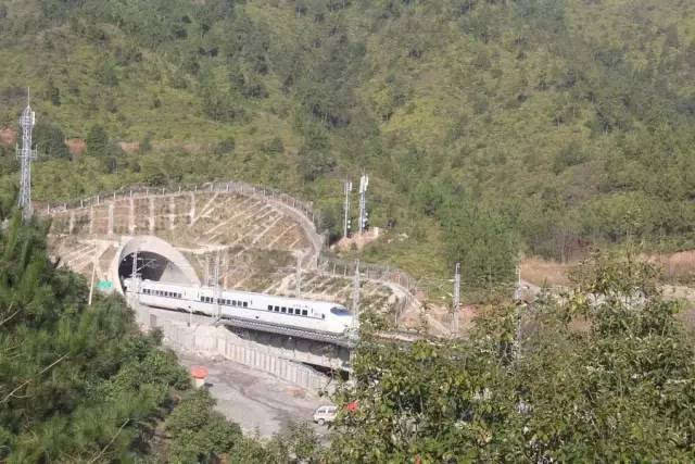 第六横:重庆至厦门通道其南端衔接厦深铁路,广深港客专,深茂铁路,中部