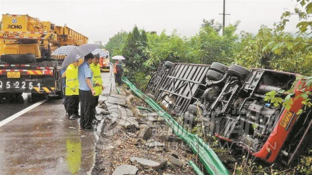 7月2日,g5011芜合高速发生一起客车侧翻的交通事故,事发后,交警,路政