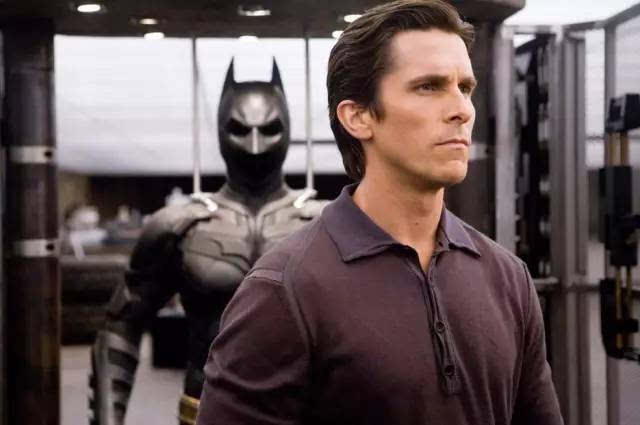 2008年贝尔再次出演系列电影《蝙蝠侠:黑暗骑士》,贝尔为了演好蝙蝠侠