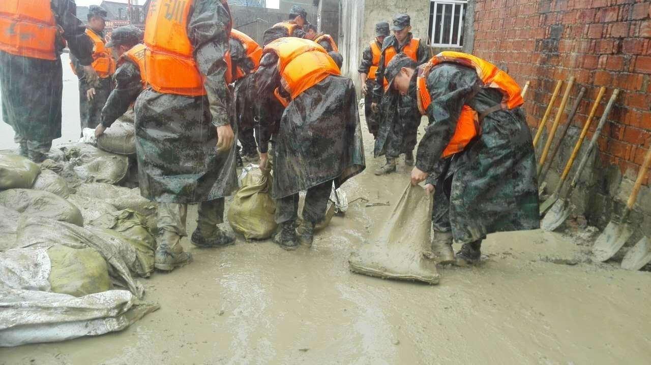 暴雨成灾!东部战区陆军千名官兵奋战在抗洪救灾一线