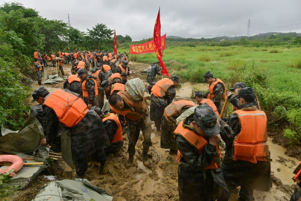 暴雨成灾!东部战区陆军千名官兵奋战在抗洪救灾一线