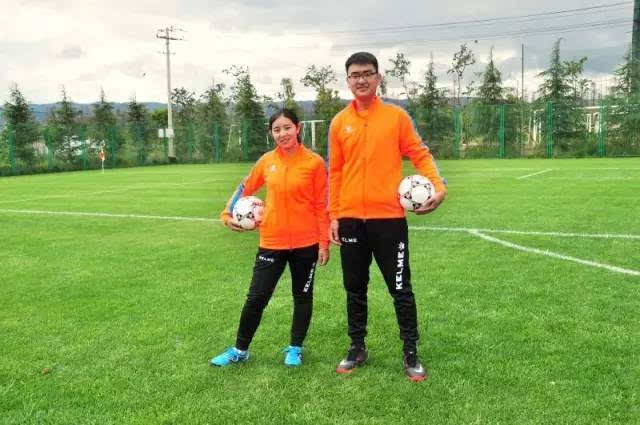 云南首届青少年足球夏令营活动,给孩子一个快