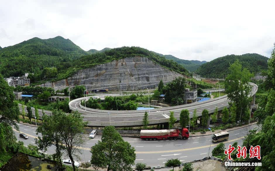 据了解,两条高速交汇处在重庆酉阳县城的南端,又名大宓坑.