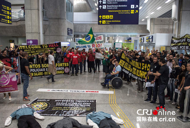 巴西警察在机场示威 抗议政府拖欠工资(组图)