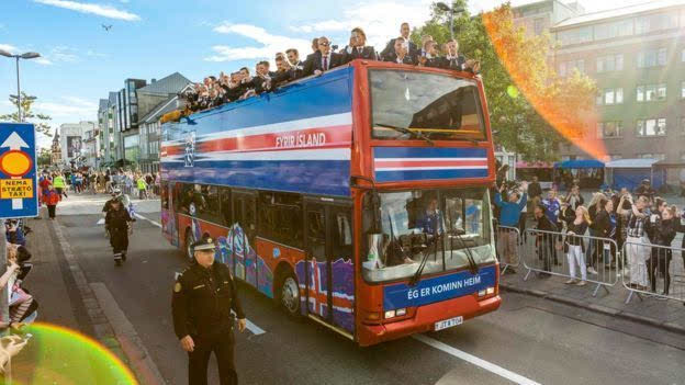 冰岛足球队凯旋回国 上万民众夹道欢迎 组图图