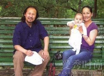 2004年12月24日,腾格尔的第一个孩子呱呱坠地,中年得女的腾格尔将10年