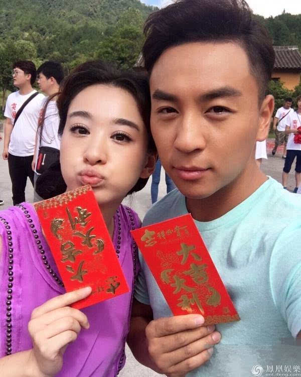 《突围》开机 释小龙穆婷婷晒红包 粉丝看成结婚证