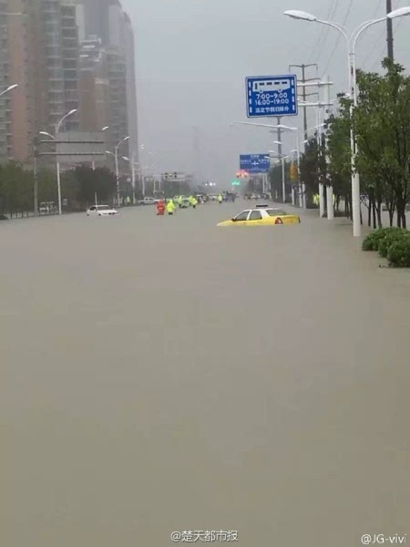 2016年07月06日,湖北省武汉市,武汉遭遇特大暴雨,城区交通已近瘫痪.