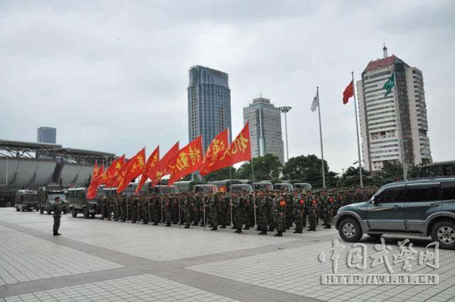 武警8720部队千余官兵紧急驰援苏州迎战台风