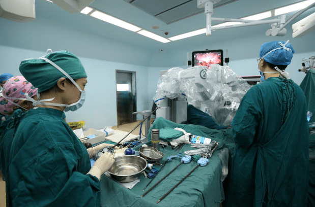 机器人来了 大坪医院完成难度最大泌尿外科手术
