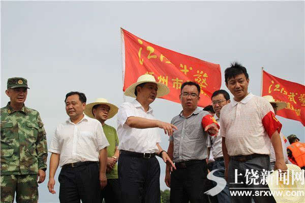 市委书记马承祖在鄱阳县柘港乡潼丰联圩堤巡查险情 记者 杨小军 摄