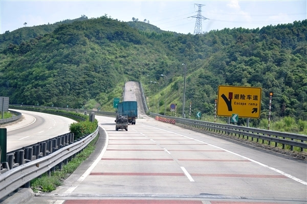 四川20km"魔鬼公路:平均每天2起事故