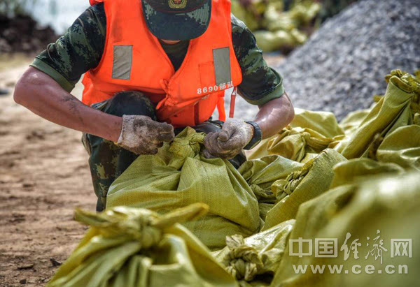 武警8690部队全力备战"尼伯特"台风及长江"洪峰"在安庆过境