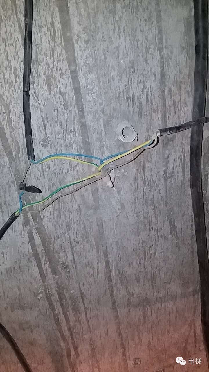 厂家配的层门电缆,每层竟然都是并联!