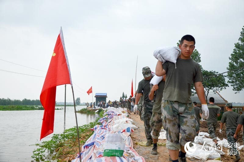 面对日趋严峻的抗洪形势,中国人民解放军73048部队及时集结数百名官兵