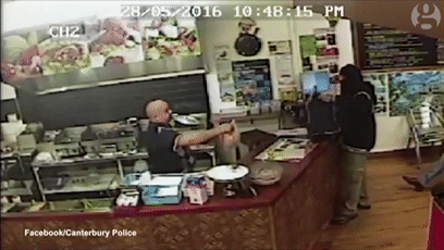 劫匪持枪抢劫遭收银员无视,尴尬杵店堂不知所措-新闻100