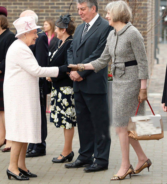 穿着豹纹当首相 梅姨可不是没有故事的女童鞋