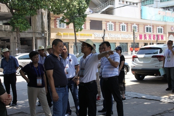 龙湖区委书记,区创文领导小组组长黄建固带队巡视龙湖村