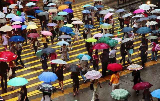 图片来自网络  下雨天除了拍摄雨水,各式各色的伞具也是雨天街头