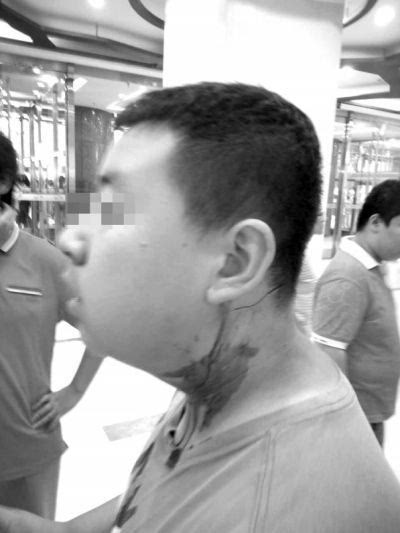 前天下午4点左右,西单大悦城一层商场,一名15岁的男孩被人持刀扎伤