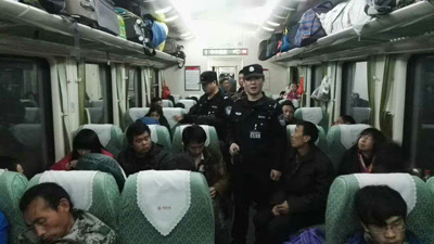 暴雨致列车晚点锡林铁警守护旅客出行安全