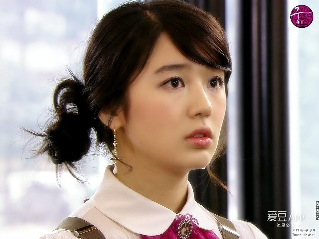 没想到这个眯眯眼,国字脸的小卷发女孩儿,是尹恩惠吧