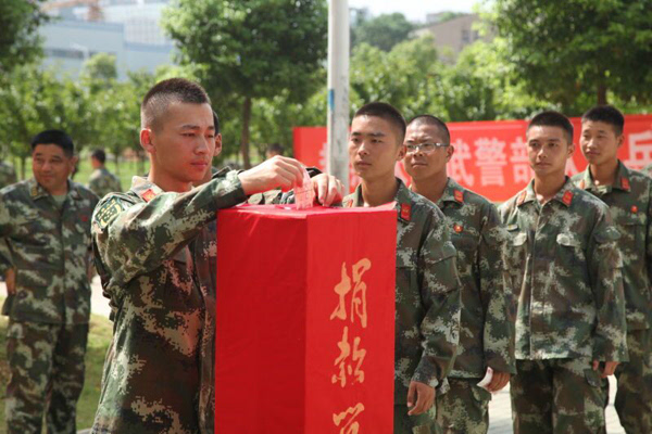 千里赴荆楚 驻地即故乡 武警8680部队在抗洪一线为受灾群众捐款