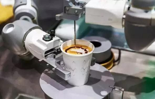 工业机器人还在学泡咖啡 服务机器人已和人类