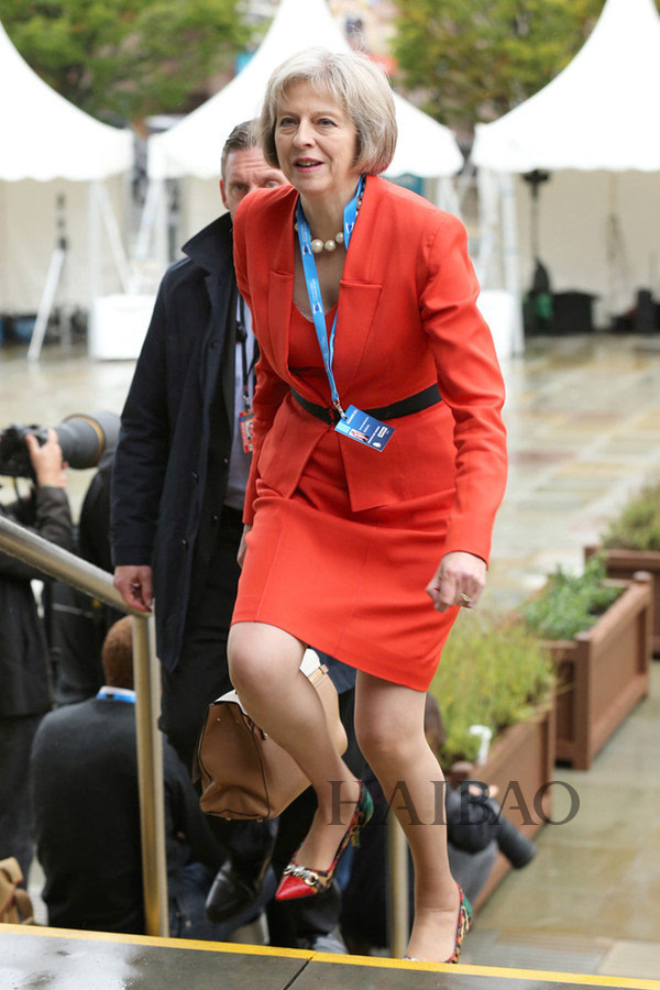 这个穿豹纹,少女腿的英国女首相有点"猛",叫她时尚女魔头都不为过!