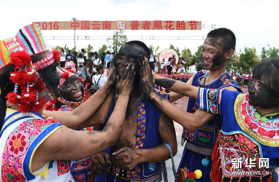 据介绍,"花脸节"是丘北县彝族的传统节日,因远古先民用锅烟把脸抹黑"