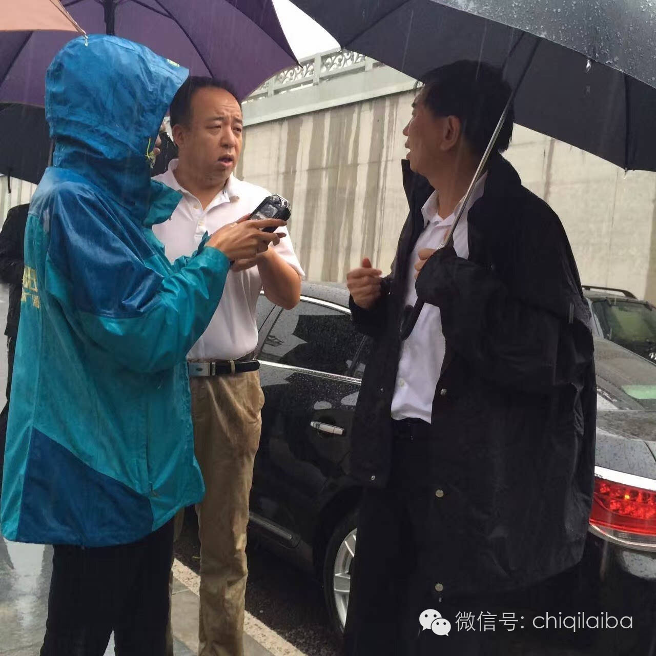 倾盆大雨中见到焦急检查雨情的太原市市长耿彦