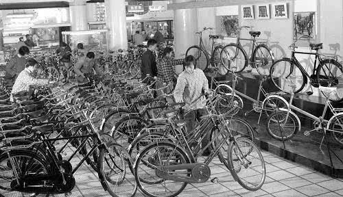 70年代初期,上海自行车三厂生产的各种"凤凰"牌自行车在商场售卖.