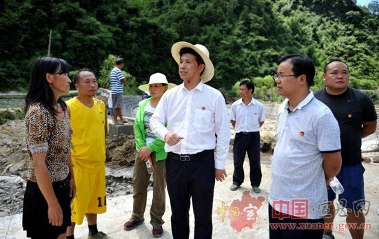 与受灾群众交谈 中国宣恩网讯(记者罗程 通讯员李建民 杨雯杰)7月20日