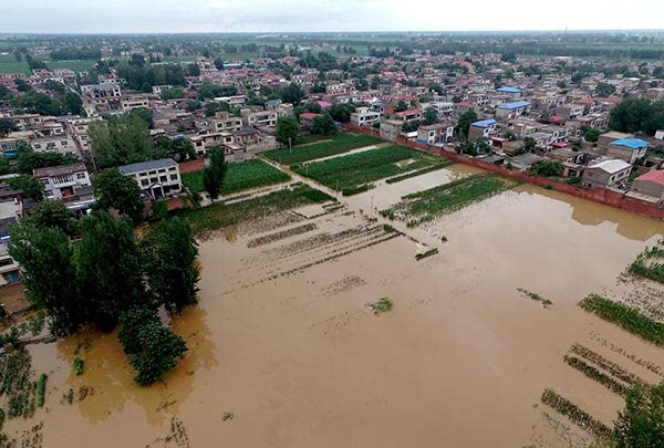 河南安阳:崔家桥滞洪区自然进洪 3个乡镇被淹
