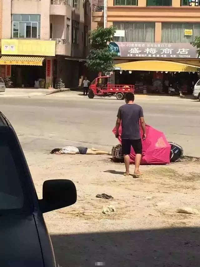 阳春发生严重车祸,一女子遭泥头车碾压