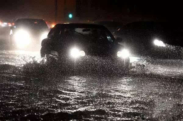 暴雨天气还敢开车吗?小心车子涉水保险不赔!