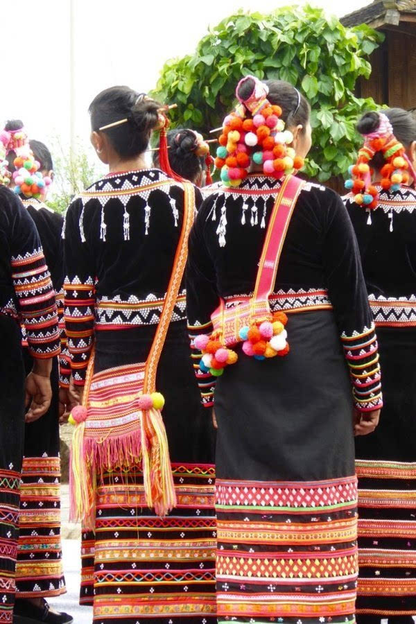 仔细看看拉祜族女孩子的服饰和头饰,很漂亮是不是?
