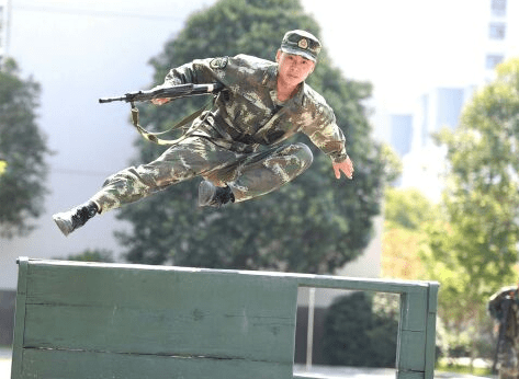 7月22日,武警安徽省总队亳州市支队直属中队官兵在进行户外训练