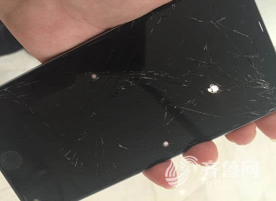 周先生摔碎屏幕的苹果手机