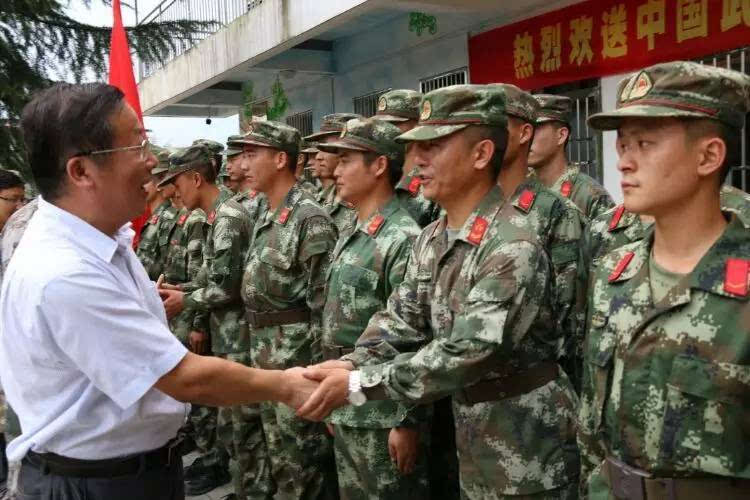 陈时彪与官兵一一握手表示感谢,浓浓鱼水情,尽在其中.