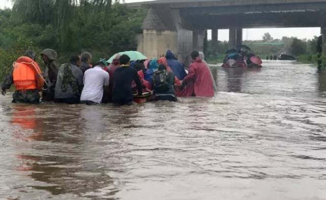 洪灾失踪人口_暴雨引发洪水和山体滑坡,11男8女19名失踪者确认死亡