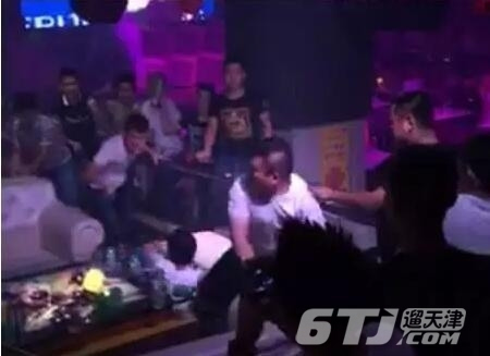 长沙酒吧群殴事件现场视频 菲比与muse酒吧为争车位召集上百人火拼(图