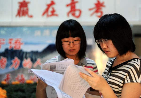 河北省衡水中学高三学生在复习备考.