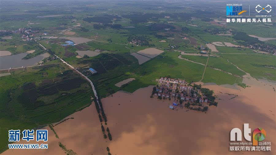 应城市境内漳河水系河水水位暴涨,傍晚6点左右多处河段出现漫堤,杨河