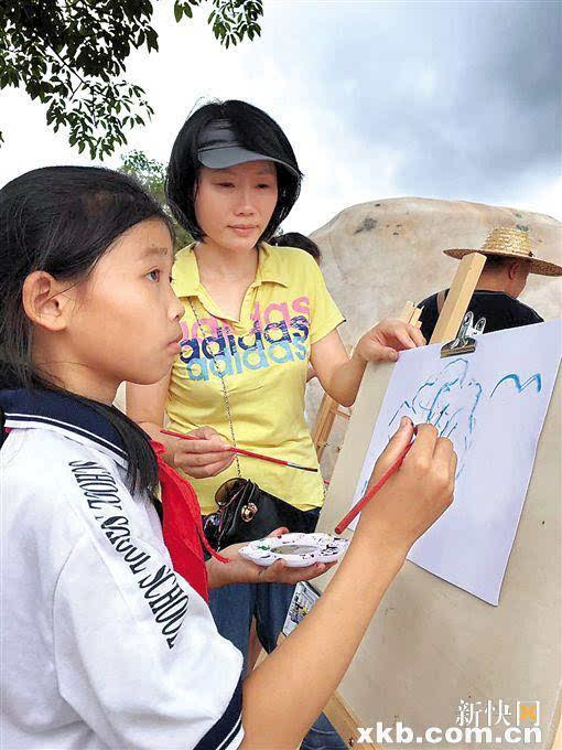 广东省女书法家协会副主席兼秘书长梁江萍老师鼓励孩子们拿起画笔