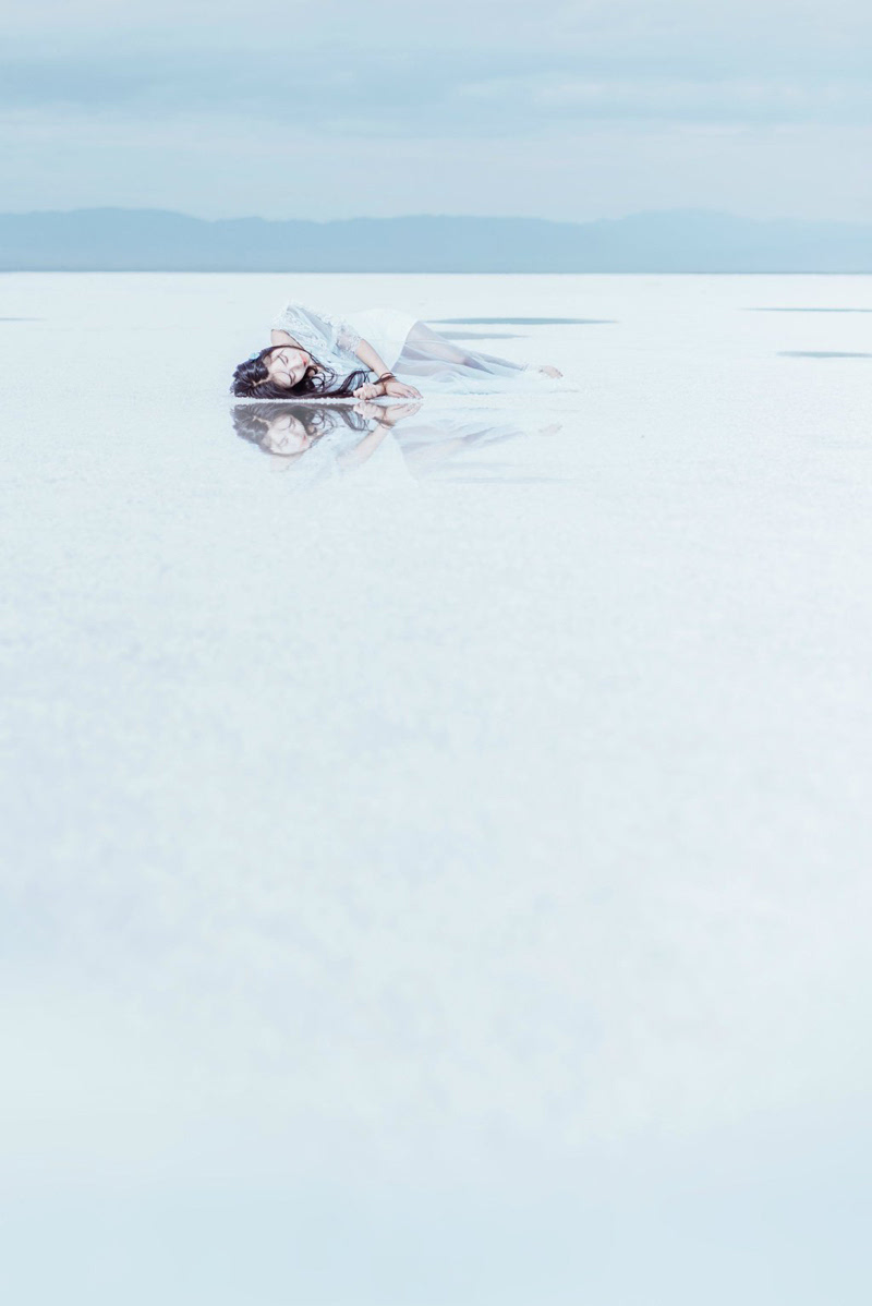 梦幻少女平静结冰河面唯美意境写真