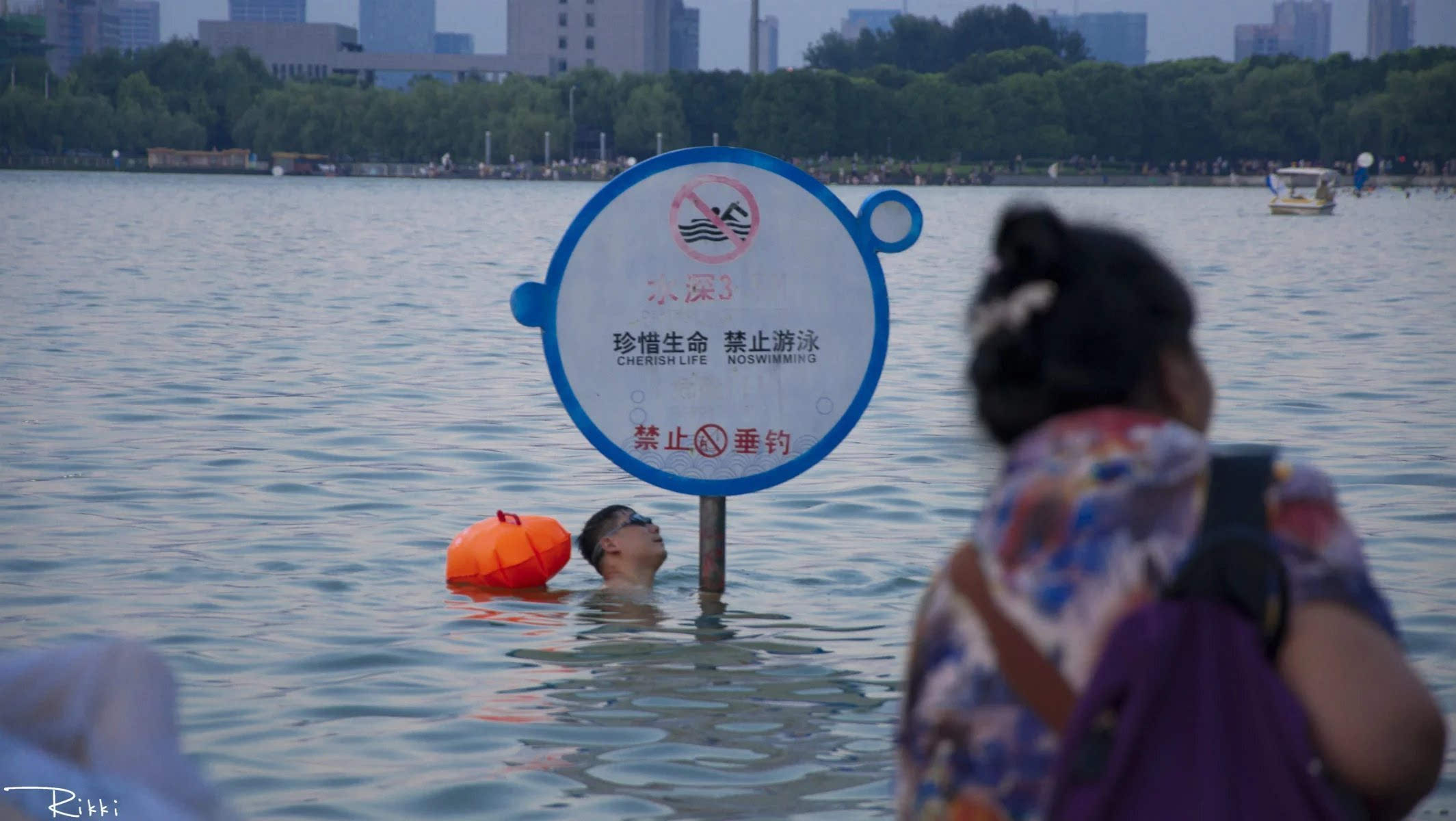 合肥持续高温天气 市民扎堆游泳纳凉天鹅湖