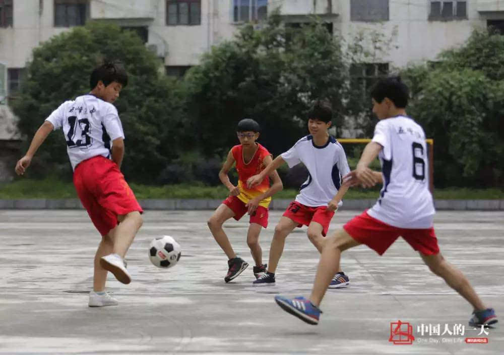 大山孩子水泥地里踢足球 | 中国人的一天
