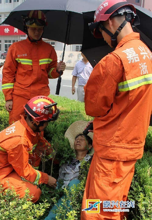 消防员当起"撑伞哥" 为受伤老人撑起一片阴凉