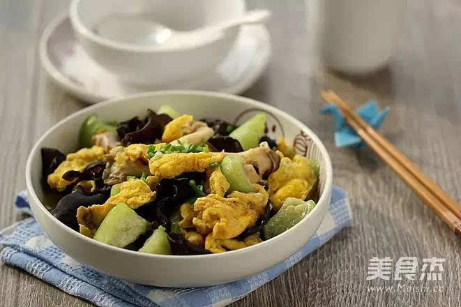 用料   主料:鸡蛋3个,丝瓜1根,蘑菇150克,黑木耳1小把    辅料:小葱末
